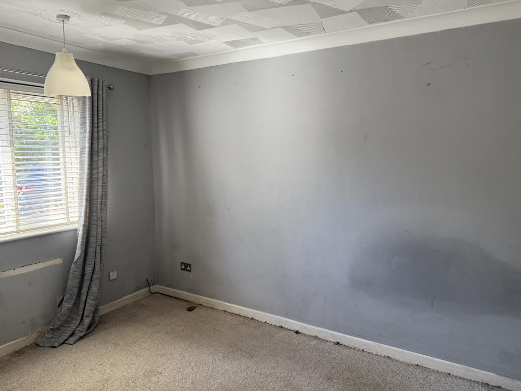 Lot: 112 - VACANT THREE-BEDROOM BUNGALOW ON PLOT OF 0.3 ACRES - Bedroom with painted walls and carpets